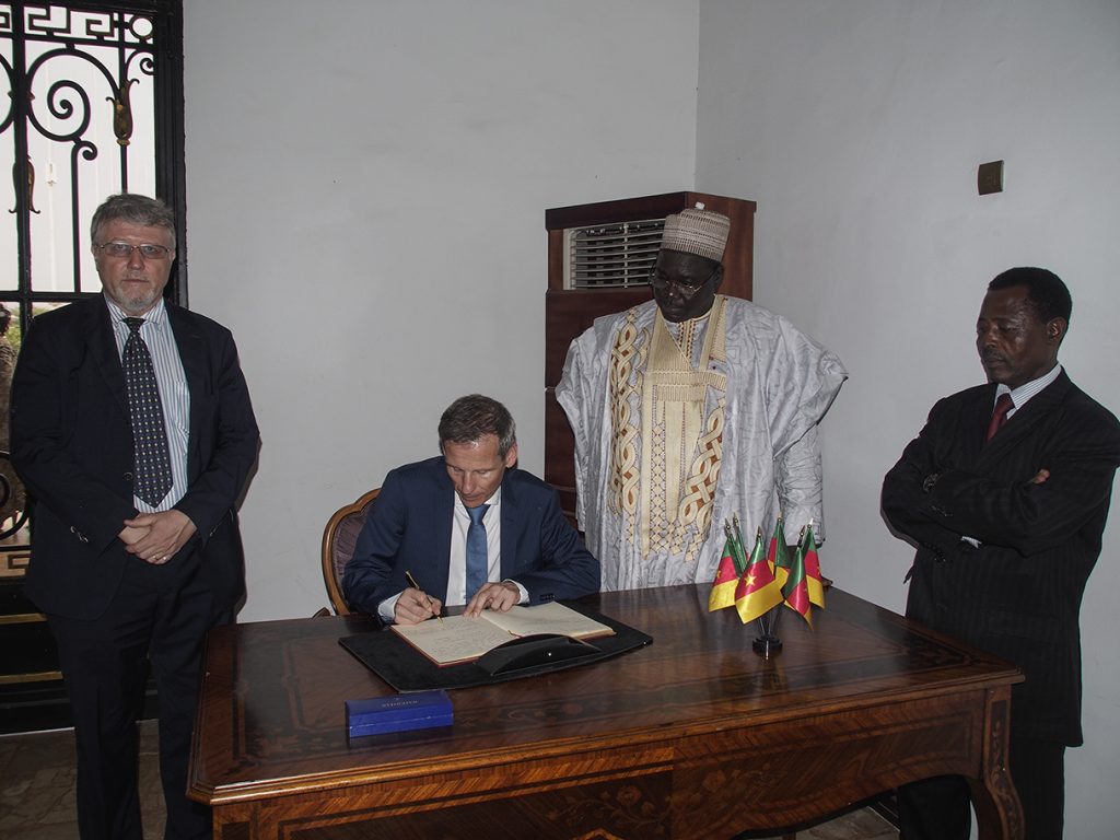 Claude Altermatt, Ambassadeur de Suisse, Philippe Trinchan, Chef du Service culturel du Canton de Fribourg, Mouhtar Ousmane Mey, Raymond Asombang, Directeur du Musée National